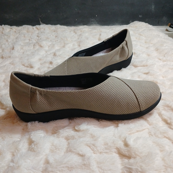 Clarks Cloudsteppers Sillian Jetay Shoes Womens Size 9.5M Beige Slip On Comfort - Picture 6 of 11